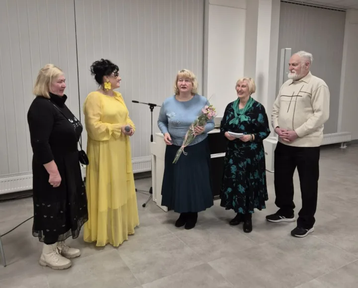 Palangos literatai sveikina poetę, dainų kūrėją ir atlikėją Renatą Gužauskienę.
