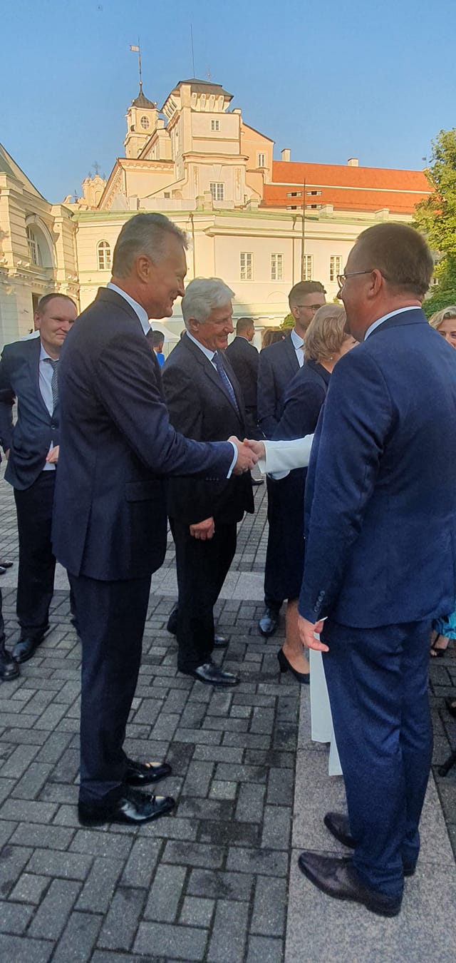 Valstybės dienos proga Palangos meras Šarūnas Vaitkus su žmona Vilma pakviesti į Prezidentūrą bendravo ir su Ukrainos Prezidentu (FOTO GALERIJA) – nuotrauka 2
