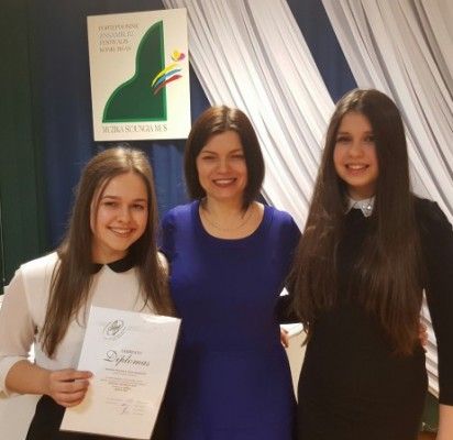 Konkurso „Muzika sujungia mus“GrandPrix laimėtojos pianistės Iveta Danieliūtė, Aušrinė Plonytė su mokytoja Rasa Daukšiene.