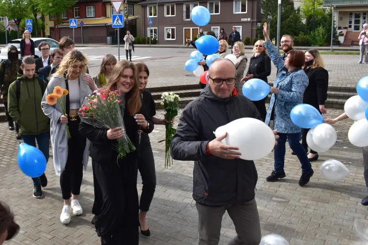 Paskutinis skambutis nuskambėjo 99 Palangos senosios gimnazijos abiturientams (FOTO GALERIJA) – nuotrauka 4