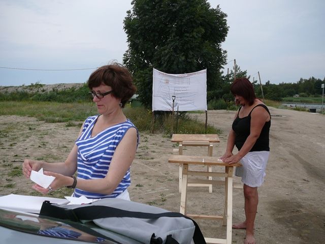 Rasa Užpelkytė ir jos dukra Saulė dirbo prie laivelių galvų nepakeldamos ir nepageidavo, kad kas nors trukdytų.