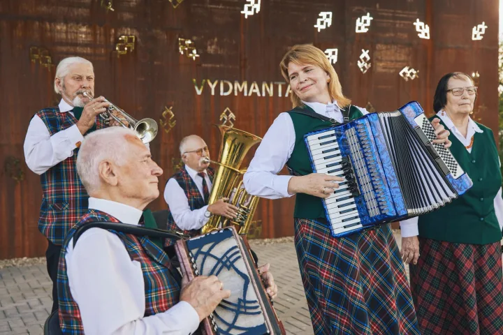 Nuo 1990 m. susibūrusi Vydmantų kaimo kapela su dideliu nuoširdumu ir atsidavimu dainuoja bei muzikuoja kraštiečių susibūrimuose, o nuo šių metų koncertus gali rengti ir naujoje kaimo lauko scenoje.