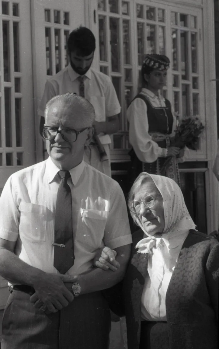 Vytautas Šliūpas ir palangiškė, pedagogė Emilija Adiklienė muziejaus atidarymo metu, 1989 m. Klaipėdos apskrities Ievos Simonaitytės viešosios bibliotekos nuotrauka