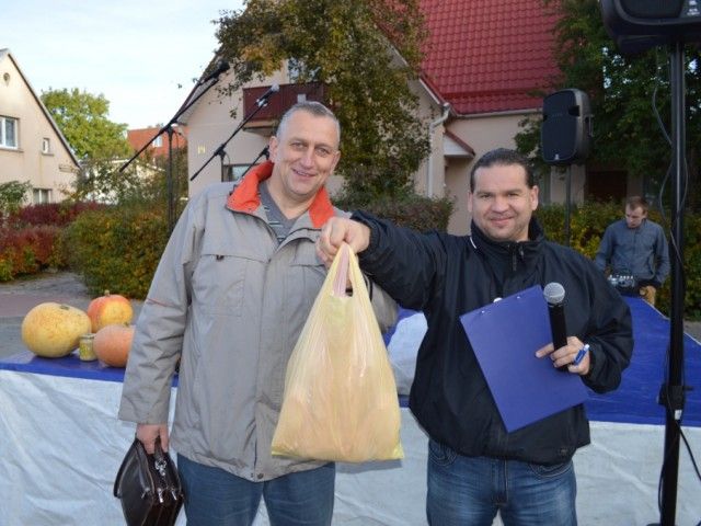 Turgaus šventėje bėgo su bulvių maišu, laikė kalakutą ir graužė obuolius – nuotrauka 1