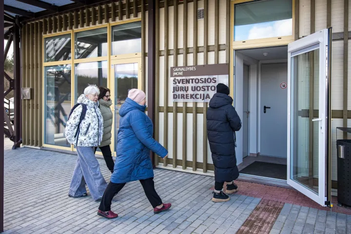 Savivaldybės meras, Tarybos nariai ir Šventosios jūrų uosto direktorius susitiko su šventojiškiais (FOTO GALERIJA) – nuotrauka 3