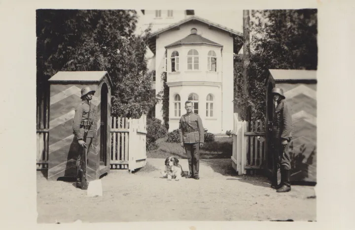 Prezidentinė sargyba prie vilos „Baltoji“. Fotografijos aut. nežinomas. Palanga, XX a. 4 deš. Iš Palangos kurorto muziejaus fondų.
