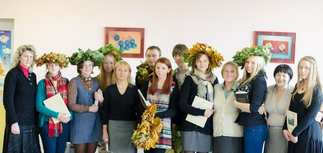 Jau keturiolikto„Moksleivių poezijos rudens Palangoje“ jaunieji poetai, komisijos nariai ir mokytojai.
