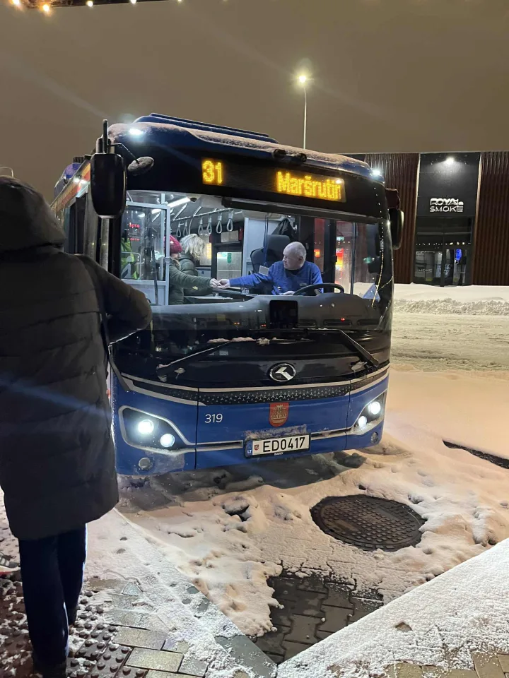 PT redakcija sulaukė skundo – Palangos autobusų stotis sausio 5 dienos rytmetį buvo „pilna sniego“ – nuotrauka 1