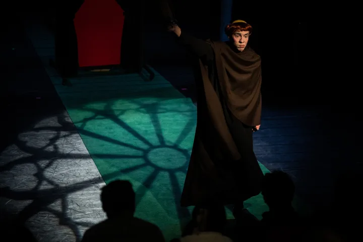„Taško“ teatras Palangoje pristato netikėtą V. Šekspyro traktuotę – komediją „Romeo ir Džuljeta“: tikroji tragedija yra ne mirti dėl meilės, o jos visai nepatirti – nuotrauka 3