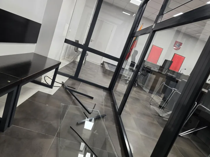 Kauno apygardos teisme – pavojingas incidentas posėdžio metu: teisiamasis sviedė segtuvą į teisėją ir išdaužė apsauginį stiklą
