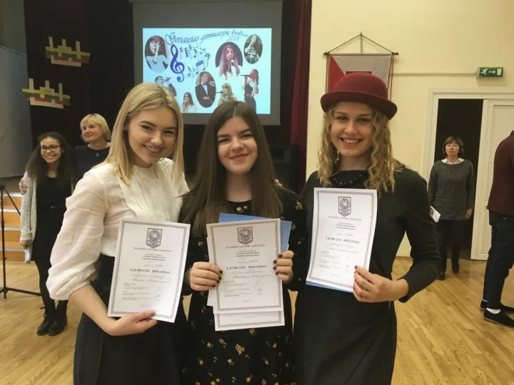 Mikutytė(pirma iš dešinės) su kitomis konkurso laureatėmis, 2- Austėja ir konkursui jai padėjęs pasiruošti muzikos mokytojas Gintaras Botyrius