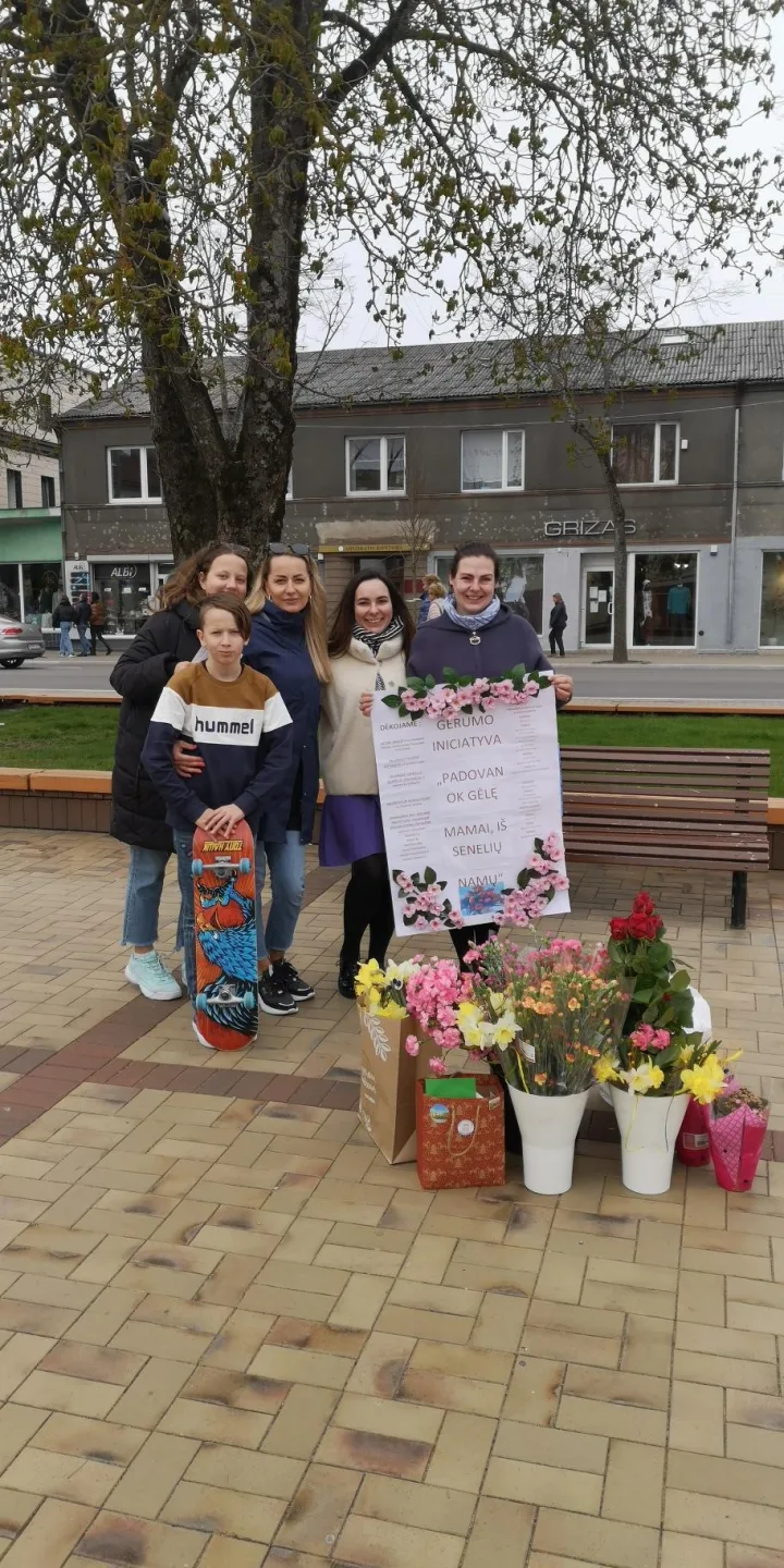 Per gerumo akciją „Padovanok gėlę mamai iš senelių namų“ gėlių ir dovanėlių sulaukė 40 Palangos senelių (FOTO SESIJA) – nuotrauka 4