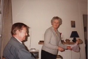 Birutė Turauskienė su broliu Antanu Mončiu. Paryžius, 1986 metai