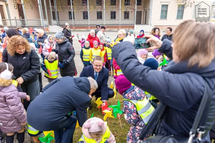 Palanga švenčia Kovo 11-ąją: pilietinėje akcijoje „Laisvės pieva“ pastatyta 1020 malūnėlių prie Kurhauzo (FOTO GALERIJA) – nuotrauka 1