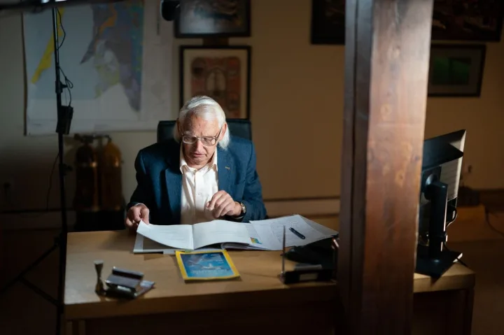 Filmo pagrindinis herojus – akademikas prof. habil. dr. Vladas Žulkus, Lietuvos povandeninės archeologijos pradininkas, buvęs KU rektorius