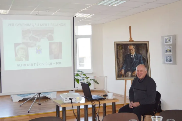 Istorikas J. Kanarskas parengė pranešimą „Per gyvenimą su meile Palangai“.