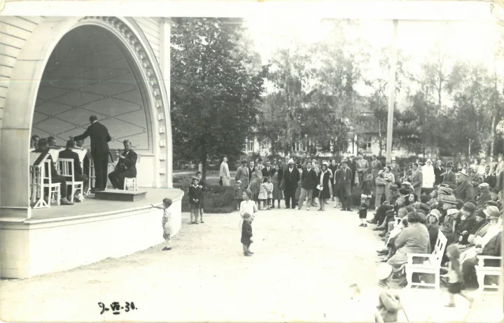 Orkestro estrada. Fotografijos aut. nežinomas. Palanga, XX a. 4 deš. Iš Palangos kurorto muziejaus fondų.