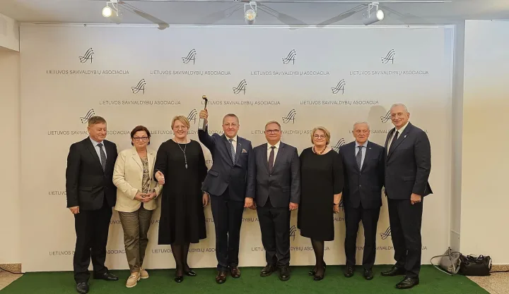 Palanga gavo ypatingą „Auksinę krivūlę“ – už išskirtinius pasiekimus švietimo srityje, meras Šarūnas Vaitkus – „Auksinės krivūlės riterio“ statulėlę (FOTO GALERIJA) – nuotrauka 1