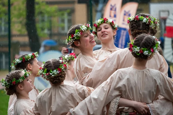 Puodžių gatvė ir vėl suskambo: tradicinė bendruomenės šventė Klaipėdos karalienės Luizės jaunimo centro kieme – nuotrauka 2