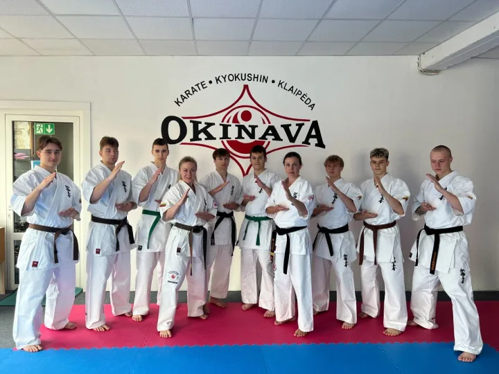Sporto klubo „Okinava“ vyresniųjų narių komanda: Enrikas Puceta, Gustas Razma, Kajus Malinen, Diana Mačiūtė, Paulius Zibalis, Arsenij Djakov, Kristina Basova, Tautvydas Rutė, Nikas Kvasys, Matas Sasnauskas.