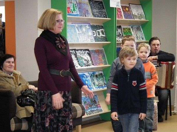 „Debesiukai“ Vaikų bibliotekoje susilaukė plojimų ir... saldainių – nuotrauka 1