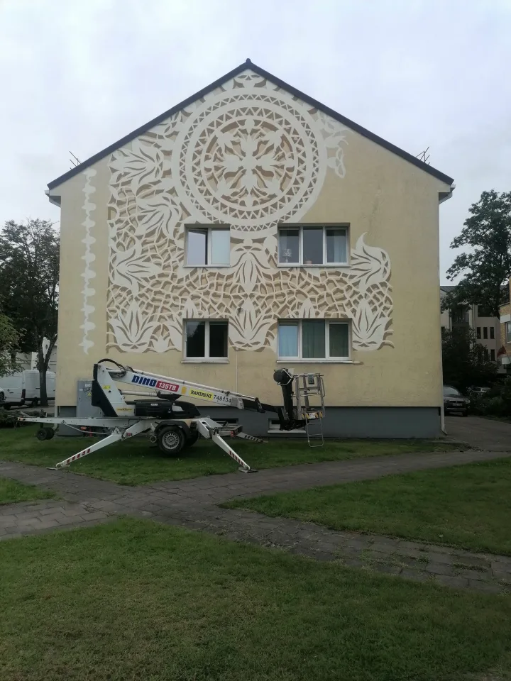 Ant Vytauto g. 81 namo sienos gimsta žaismingas, Palangos senajai medinei architektūrai draugiškas karpinys – nuotrauka 1