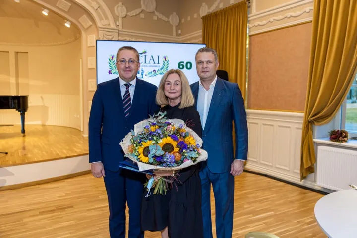 Palanga smagiai atšventė savo šokių kolektyvo „Bočiai“ 60 metų veiklos jubiliejų (FOTO GALERIJA) – nuotrauka 3