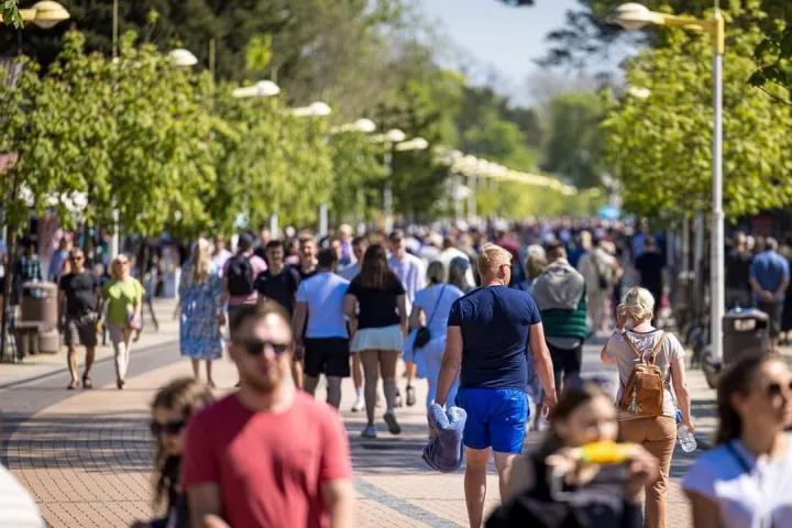 Palangos pajūry pabiro gintarais – svečių sulaukta kaip vidurvasarį – nuotrauka 3