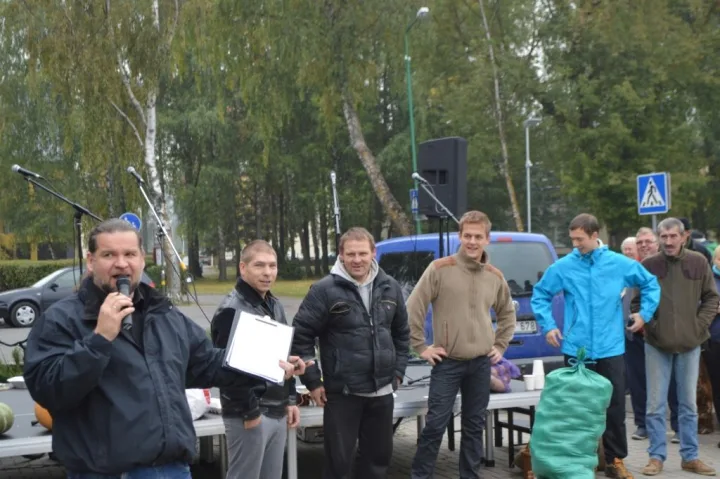 Turgaus šventėje bėgo su bulvių maišu, laikė kalakutą ir mėtė kiaušinius – nuotrauka 1