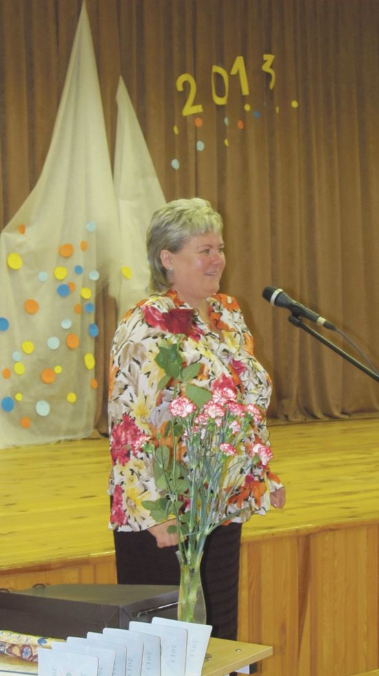 Šventosios pagrindinės mokyklos direktorė D. Petkienė pradėjo pirmąją naujų mokslo metų pamoką.