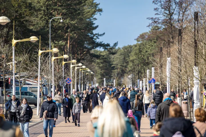 Ant Palangos tilto traukia tūkstantinės minios – nekantrauja pamatyti naują apšvietimą – nuotrauka 2