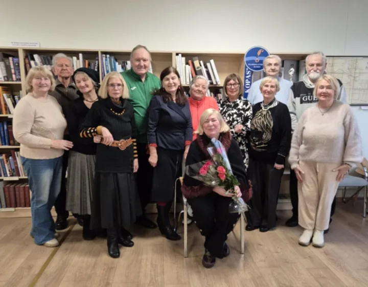 Palangos literatų klubo "Takai per kopas" nariai su išrinkta pirmininke Janina Narviliene.