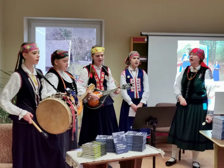 Knygos „Būtingės ir Šventosios kalbų žodynas“ pristatymas Šventosios bibliotekoje – nuotrauka 3