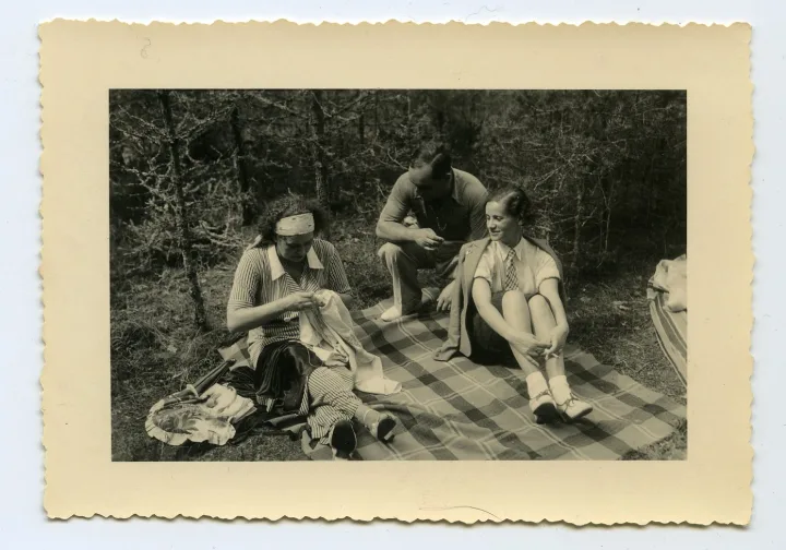 Smuikininkas Michelis Hofmekleris, operos solistė Marija Lipčienė (kairėje) ir neatpažinta moteris Palangoje. 1937 m. Lietuvos teatro, muzikos ir kino muziejaus nuotrauka
