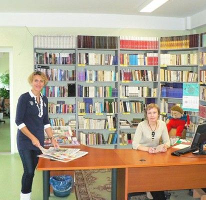 Abi mokytojos, bibliotekos tvarkytojos Daivos ramiai nuramina: „Knygos vaidmuo vėl ir pas mus jau stiprėja. Pasaulis suprato, kad vaizduotę, kūrybiškumą, jutiminį visa ko suvokimą pažadina knygos, ir ateities mokyklose jų tik gausės“.