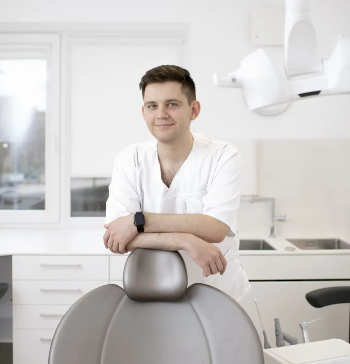 Iš Baltarusijos, Minsko, Palangą gyventi persikėlęs odontologas Dmitrijus Valadkevičius dirba  Baltijos odontologijos centre