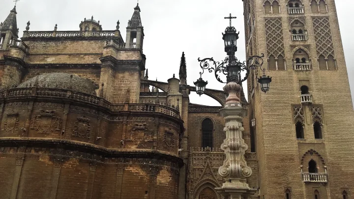 Sevilijos katedros ir minareto (dabar jau varpinės) fragmentas.