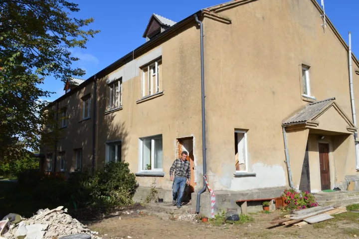 Sprogimo metu išdužę buto antrajame aukšte langai užkalti plokštėmis, darbininkai valo statybinį laužą, o komunalininkai pradėjo keisti stogo dangą.