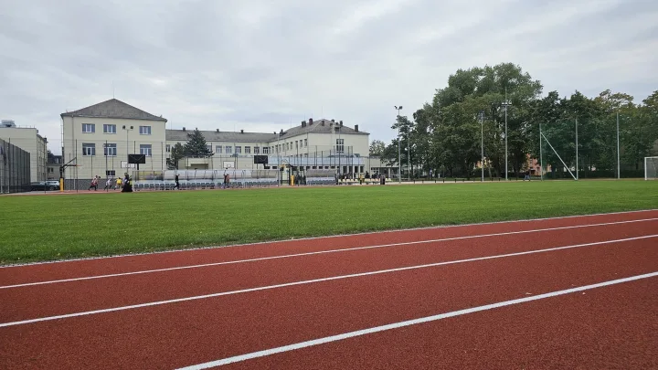 Palangos senojoje gimnazijoje – džiugūs pokyčiai: atnaujintas stadionas ir sutvarkytas vidinis kiemelis (FOTO GALERIJA) – nuotrauka 9