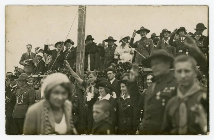 Robertas Baden-Powellis (ketvirtas iš dešinės), Olavė Baden-Powell (ketvirta iš kairės). 1933 m. rugpjūčio 17 d., Palanga. Fotografas nežinomas. Iš Kėdainių krašto muziejaus rinkinių.