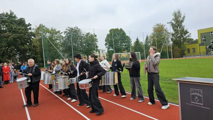 Palangos senojoje gimnazijoje – džiugūs pokyčiai: atnaujintas stadionas ir sutvarkytas vidinis kiemelis (FOTO GALERIJA) – nuotrauka 2