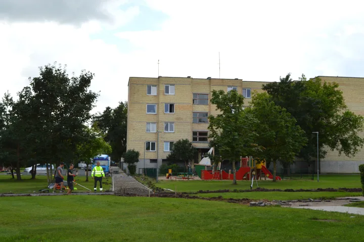 Tęsiami gyvenamosios aplinkos tvarkymo darbai – nuotrauka 2