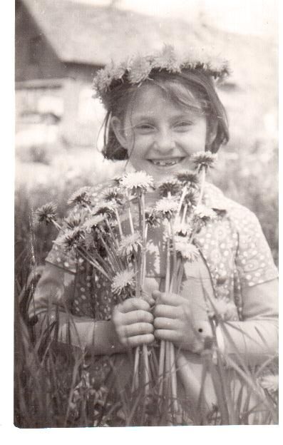 E. Kurapkaitė.  Mergaitė su gėlėmis.