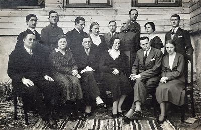 Spektaklio „Tuščios pastangos“ dalyviai: 1-oje eilėje pirmas iš kairės S. Japertas, 3-as – spektaklio režisierius M. Rauchas, 4-a – S. Japertienė. 1934 m. S. Japerto archyvas