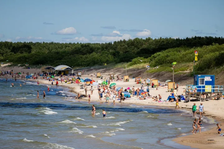 Palangoje poilsiautojai džiaugiasi saulėtu oru. NUOTRAUKOS: ŽYGIMANTAS GEDVILA / DELFI