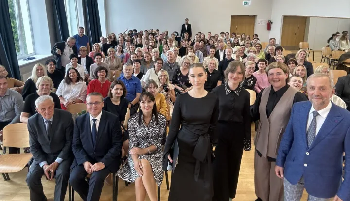 Palangos senosios gimnazijos bendruomenė: „Direktoriau Leonai, savo prasminga veikla kūrėte sielą, ieškančią bendrystės, atradimų, egzistencinių atramų“