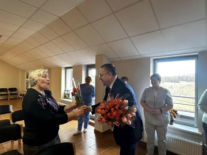 Kovo 8-ąją Savivaldybės meras Šarūnas Vaitkus ir vicemeras Rimantas Mikalkėnas sveikino moteris – nuotrauka 5