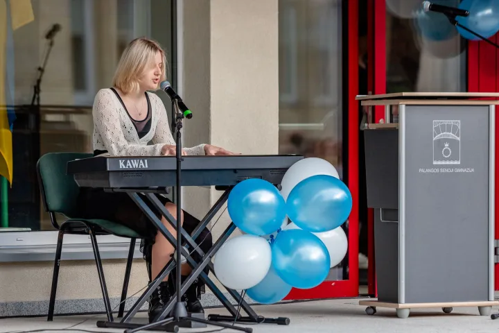 Muzikinį kūrinį Gimnazijos bendruomenei padovanojo II C kl. mokinė Julija Kilijonaitė. R. Kucevičiūtės nuotr.