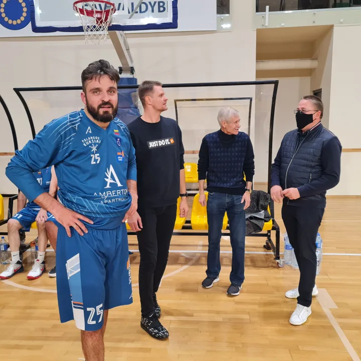 Palangos miesto savivaldybės krepšinio rinktinė Seimo krepšininkus patiesė ant menčių nesunkiai – 84-66 (FOTO GALERIJA) – nuotrauka 1