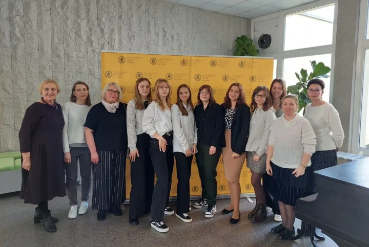 Jaunieji gimnazijos filologai ir jų mokytojos